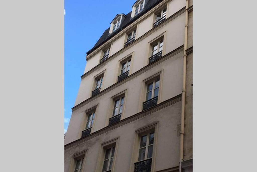 French Typical Apartment Paris Exteriör bild