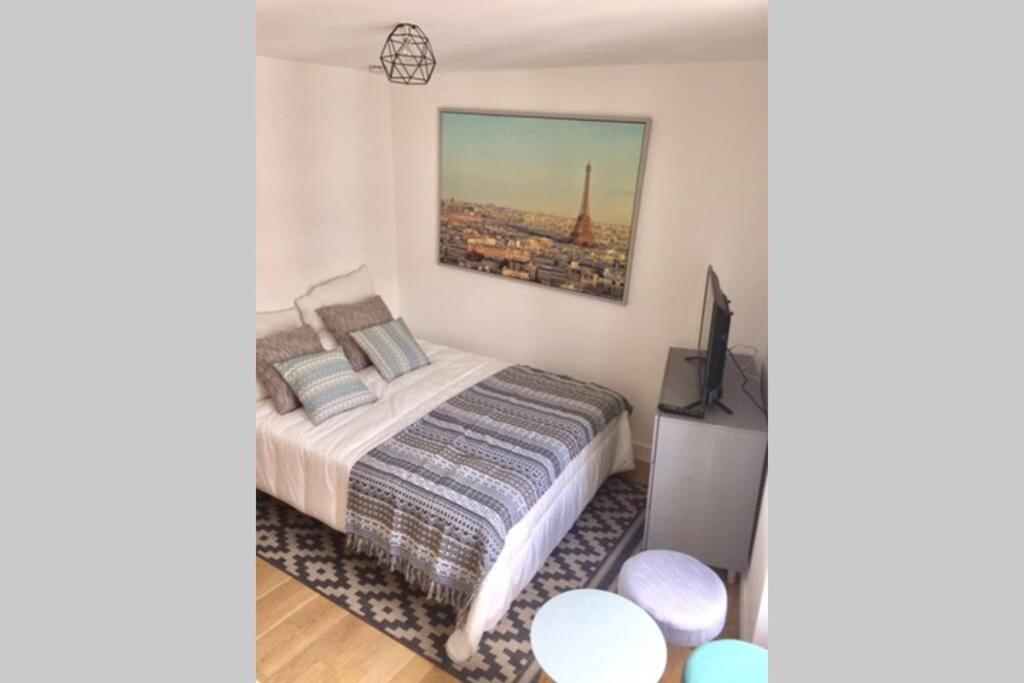 French Typical Apartment Paris Exteriör bild